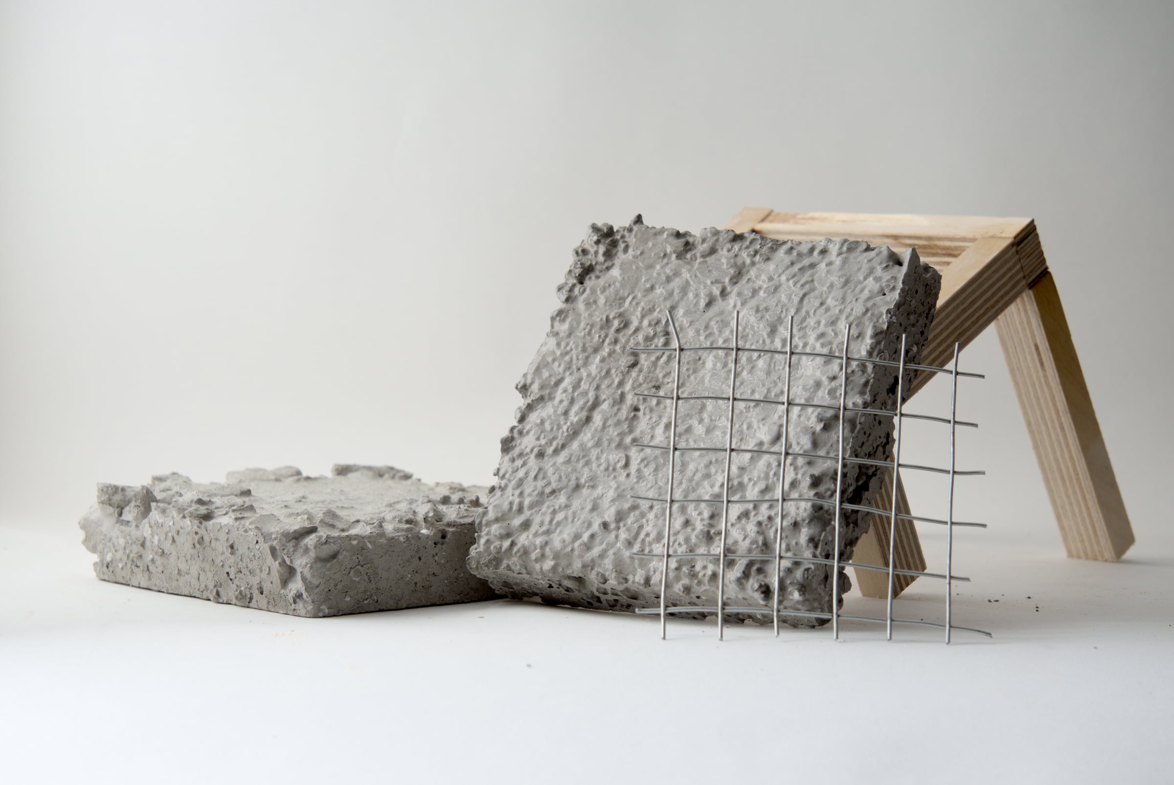 Concrete slab, wire reinforcement and timber support study
