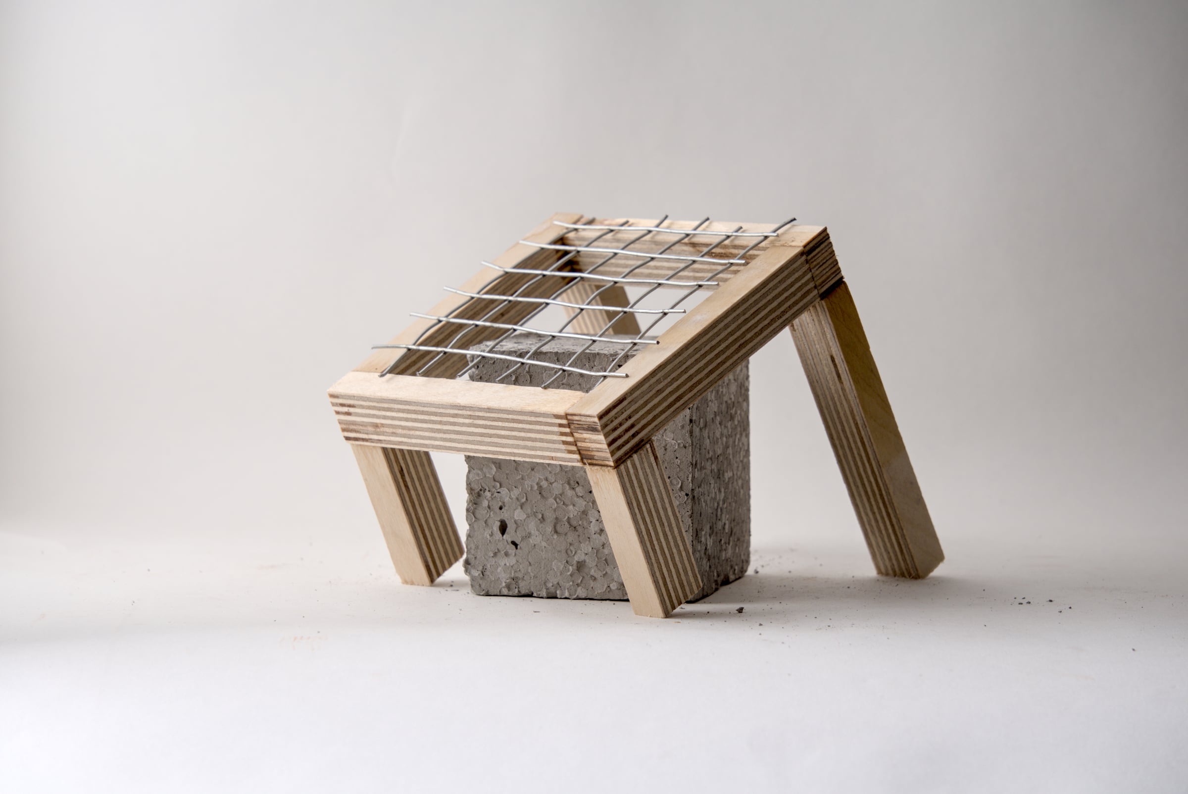 Timber casting frame with a reinforced concrete sample